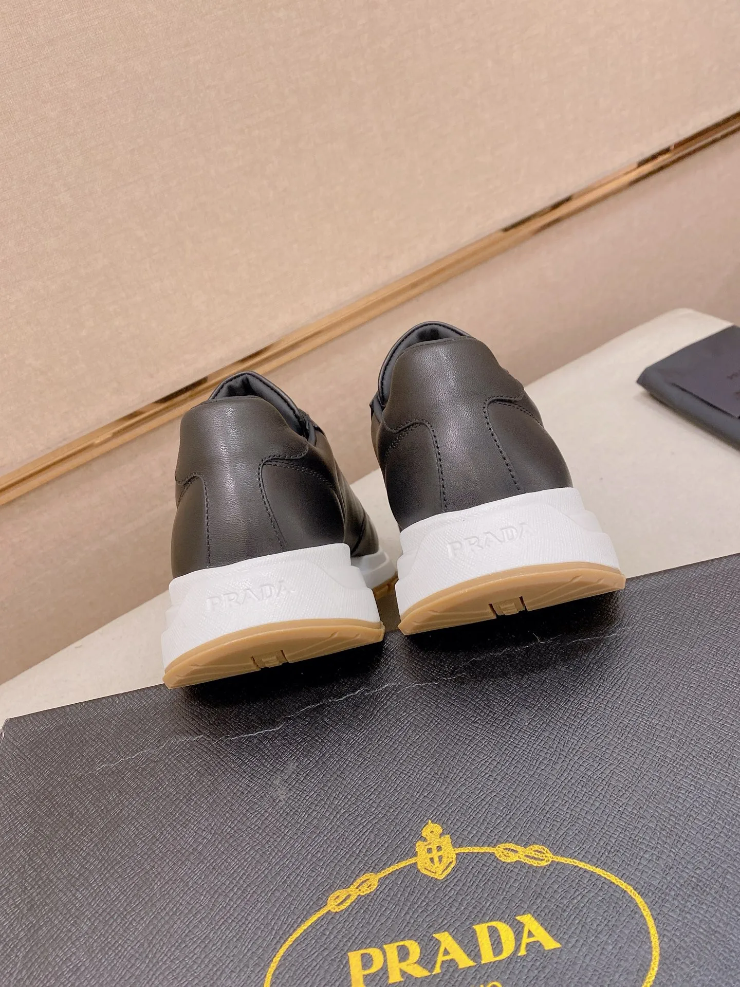 Factory price 600💰 ✔️✔️✔️Higher version High-quality new PRADA (Prada) counters are on the market at the same time. The new men's shoes and 😘fabrics are made of selected first-layer cowhide with superb craftsmanship. Lining: Full cowhide lining. 👍🏿 High-end ☄️ air-cushion molded anti-slip rubber outsole, exquisite lines, simple and elegant, comfortable and high-end for leisure travel. Code number: 38 to 44. 45.46 customized